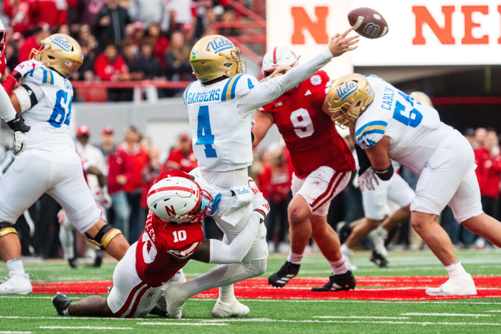 UCLA vs アイオワ 予想 11-8-24 カレッジフットボールピック |スポーツチャットプレイス